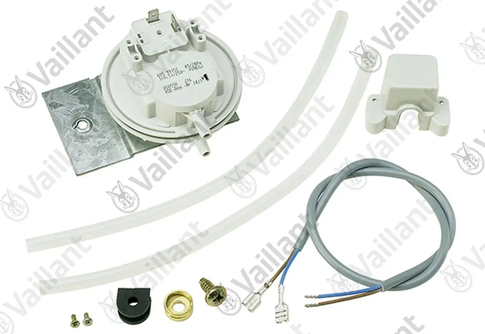 Vaillant Druckwächter mit Montageplatte, Anschlussleitungen, einem Gummistück und verschiedenen Schrauben und Fittings für die Installation.